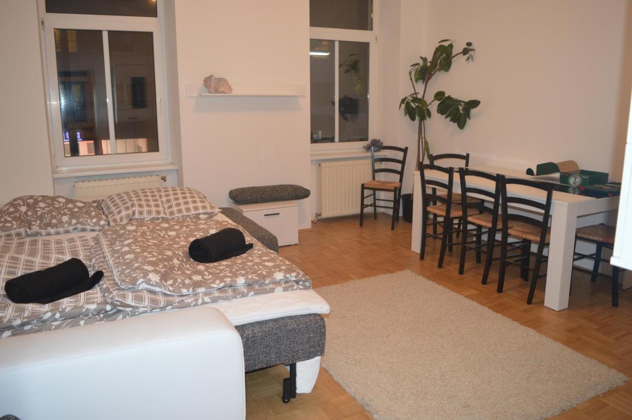 Nette Altbauwohnung Nur 10 Min Von Der City Vienna Exterior photo